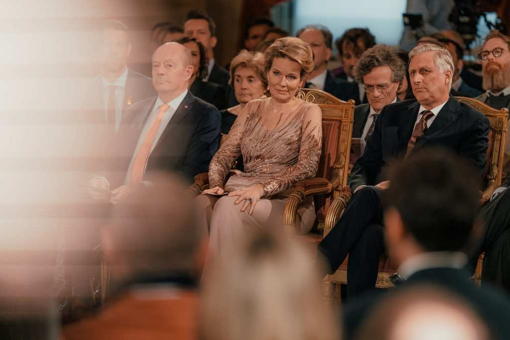Крал Филип, кралица Матилда и принц Лоран слушат концерта.