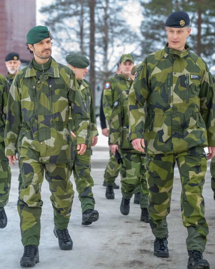 Принцът в строй с други военни.