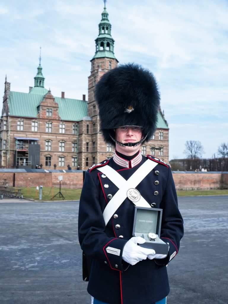 Фредерик Герхард Нилсен позира с кралския часовник.