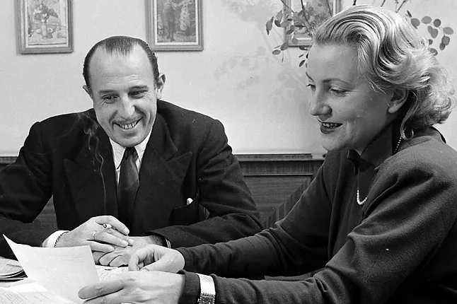Хайме и Шарлот Тидеман седят един до друг, усмихнати.