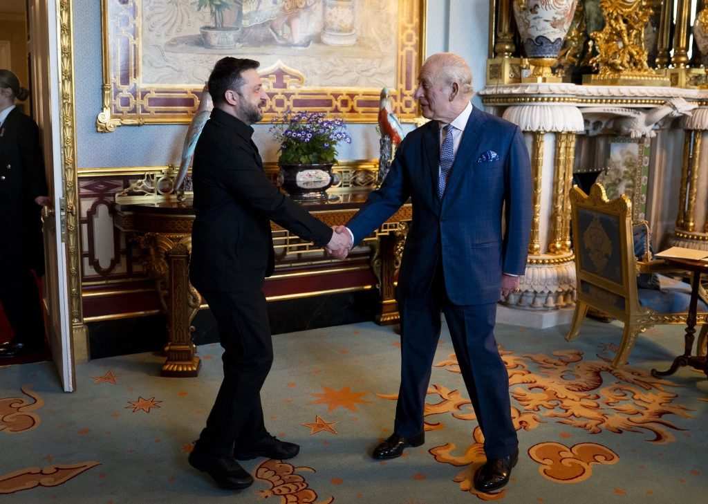 Президентът Зеленски и крал Чарлз III се здрависват.