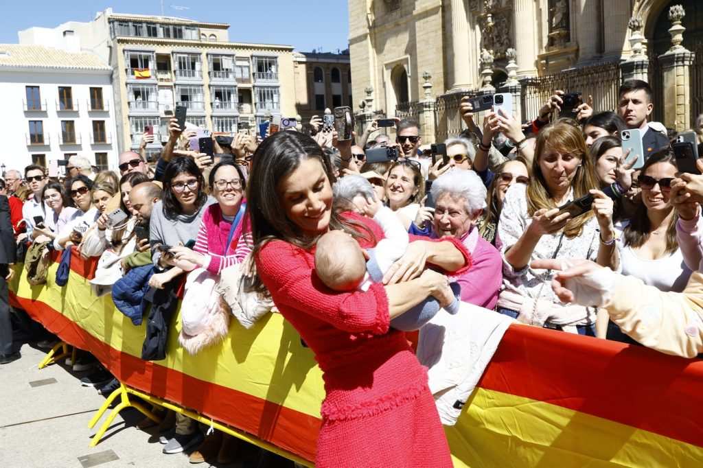 Кралицат Летисия се снима с бебе от приветстващите.