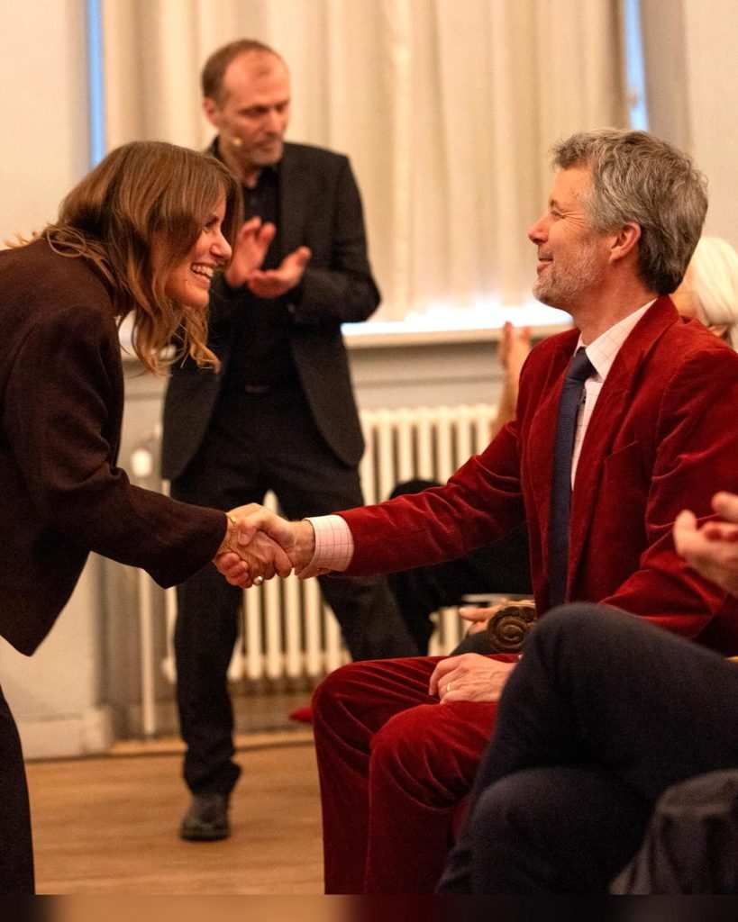 Крал Фредерик X седнал на първи ред се с ръкува творец.