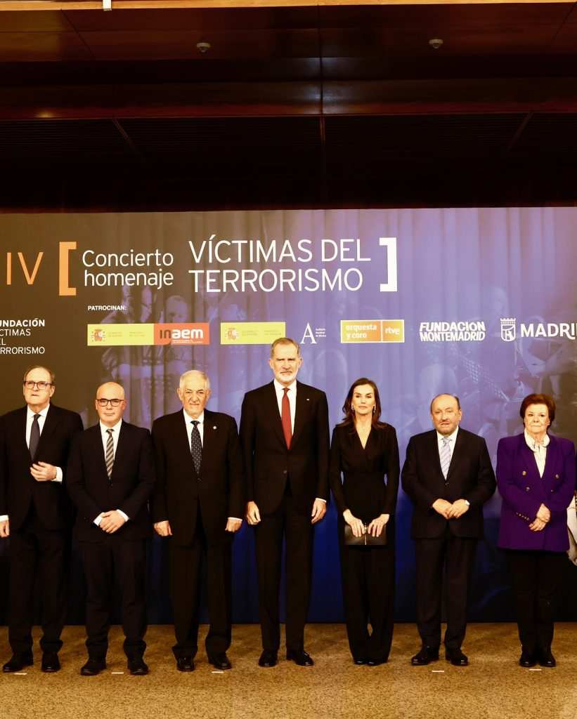 Крал Фелипе VI и кралица Летисия стоят са облечени в елегантни тъмни тоалети в знак на почит.