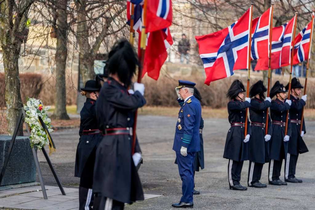 Крал Филип от Белгия поднася венец в крепостта Акершус.