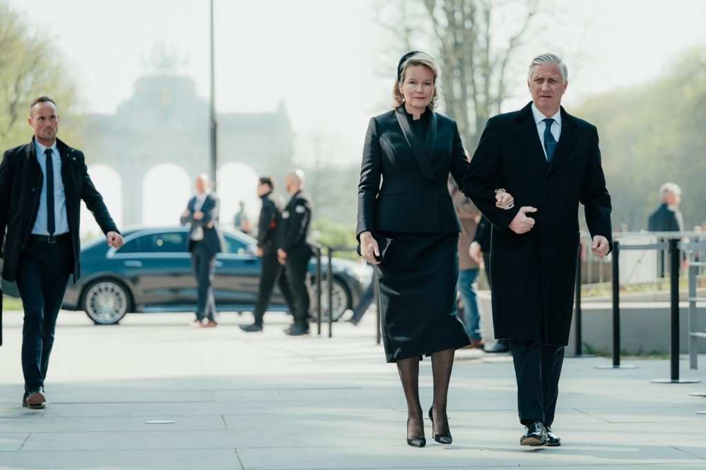 Крал Филип и кралица Матилда от Белгия вървят към мястото на събитието за 10-годишнината от атентатите в Брюксел.