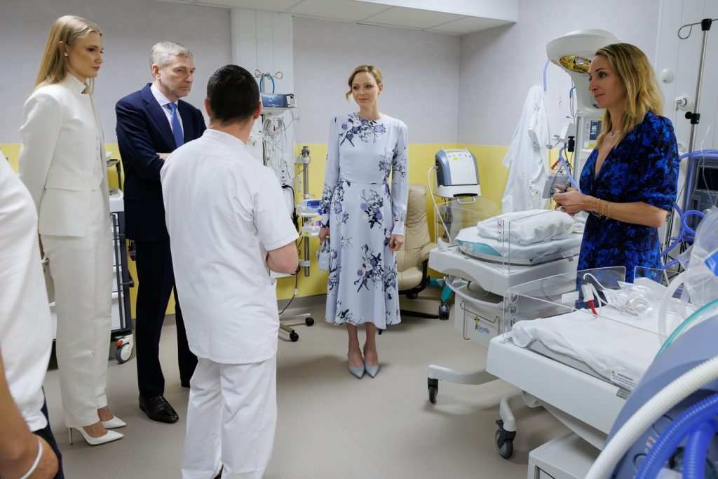 Модерна болнична стая в пастелни тонове с кувьоз и удобно легло за родителя.