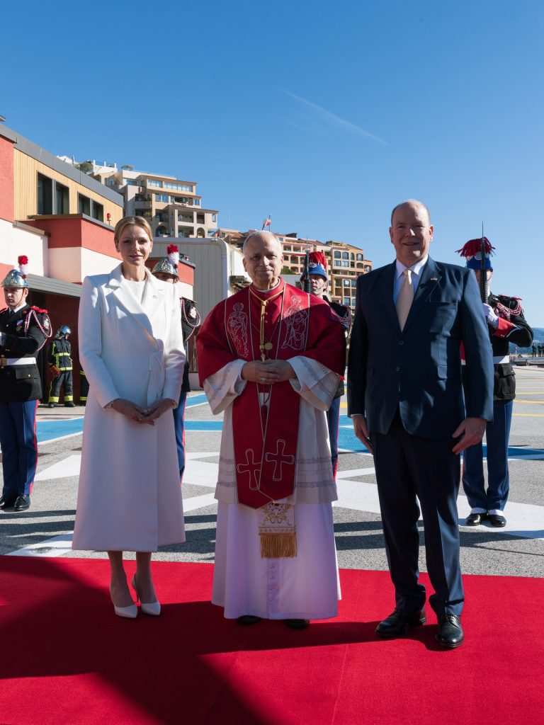 Принц Албе II и принцеса Шарлен на хеликоптерната площадка с Папата.