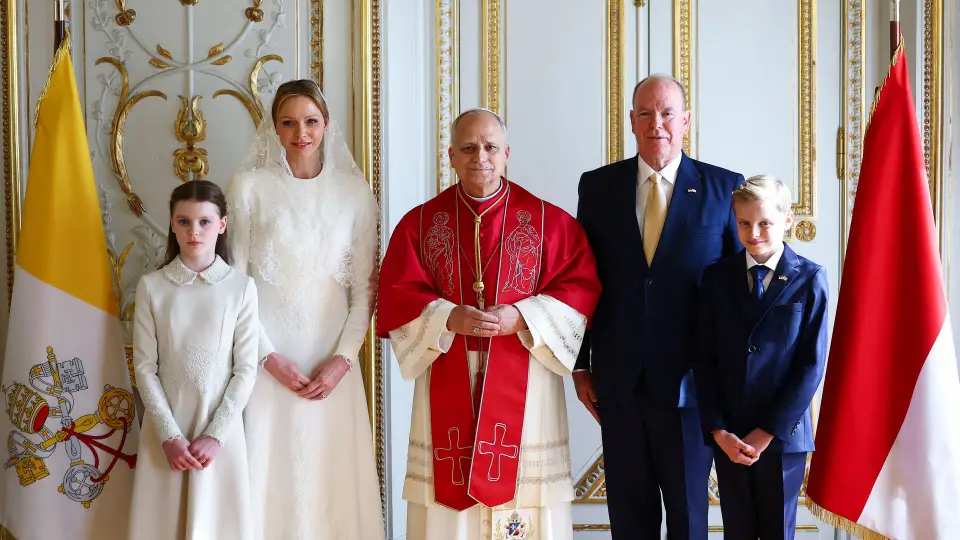 : Папа Лъв XIV стои прав до принц Албер II и принцеса Шарлийн (в бяла мантила), и децата им – принц Жак и принцеса Габриела, в официална дворцова зала.