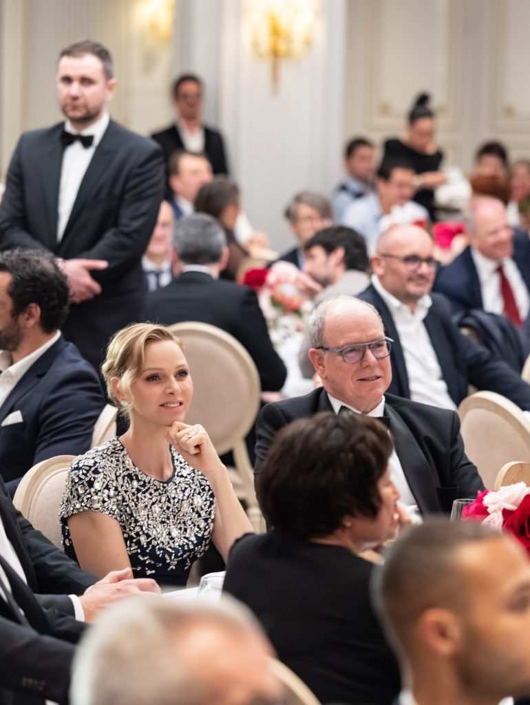 Албер и Шарлийн следят благотворителния търг.