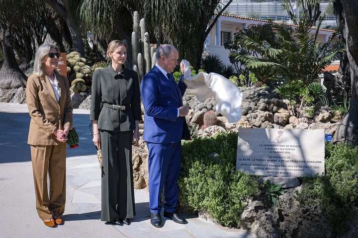 Принцът и двете принцеси пред входната табела на градината.