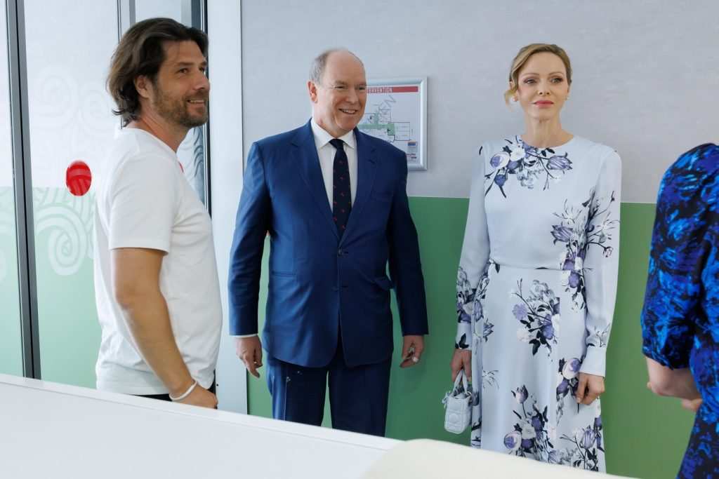 Портрет в близък план на принц Албер II и принцеса Шарлен в болницата.