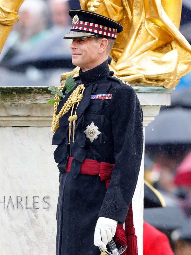 принц Едуард в парадна военна униформа с отличителни знаци