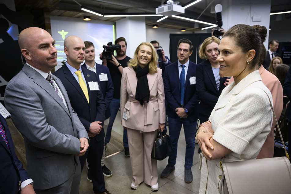 Принцеса Виктория разговаря с млади предприемачи в модерен офис с индустриален дизайн в Остин.