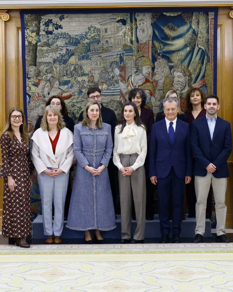Официална снимка с представители на дружеството.