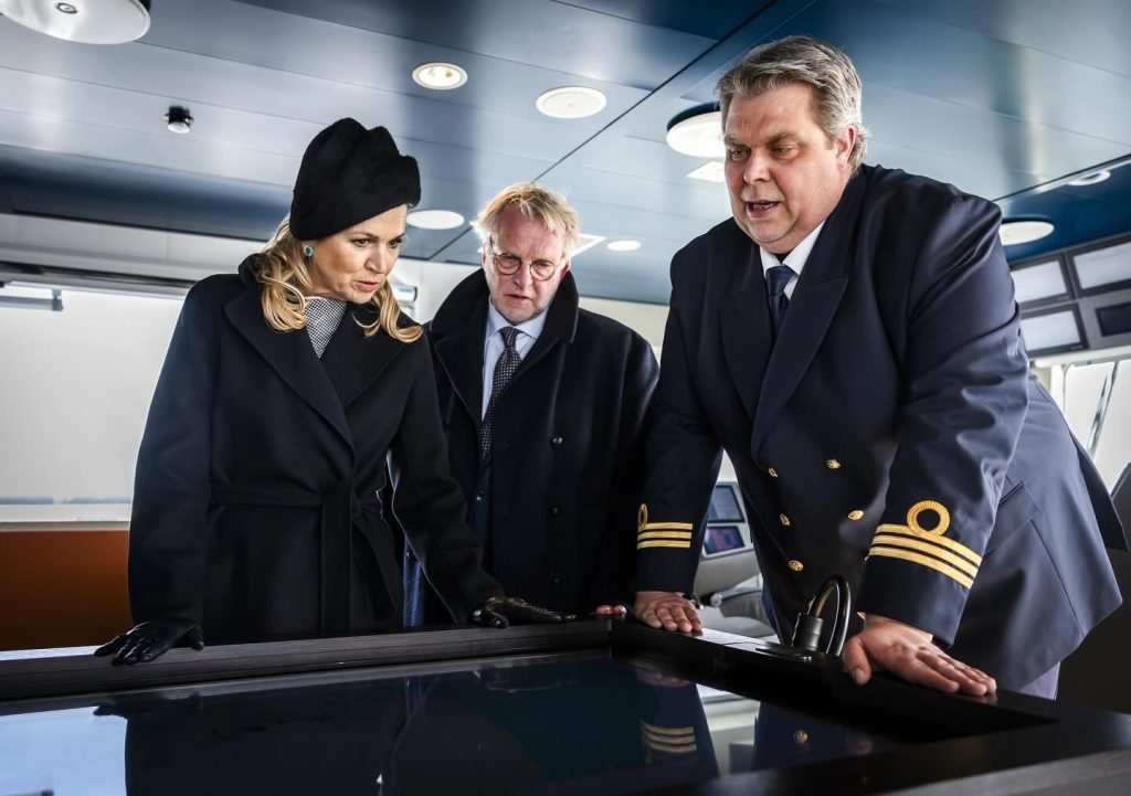 Кралица Максима придружена от капитана на кораба.