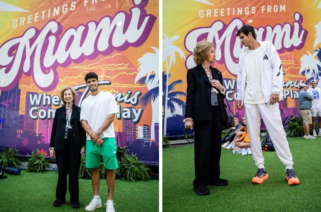 Кралица София разговаря с тенисиста Карлос Алкарас на корта в Маями.