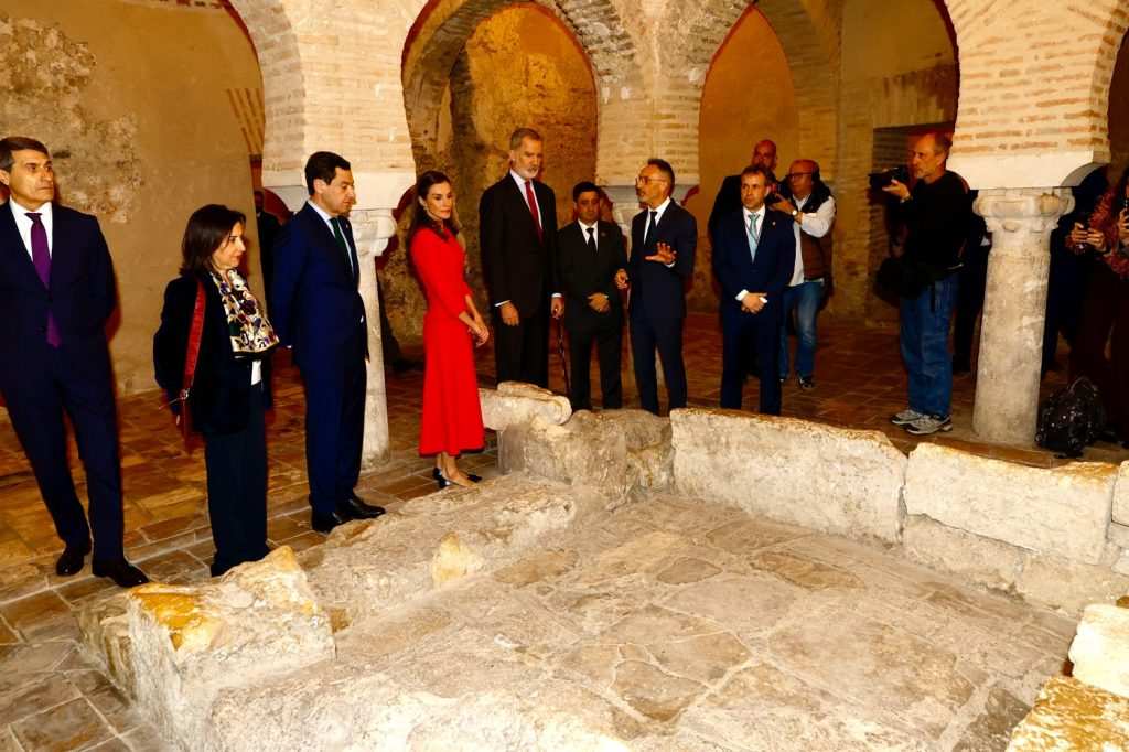Кралската двойка разглежда архитектурно наследство в Андалусия.