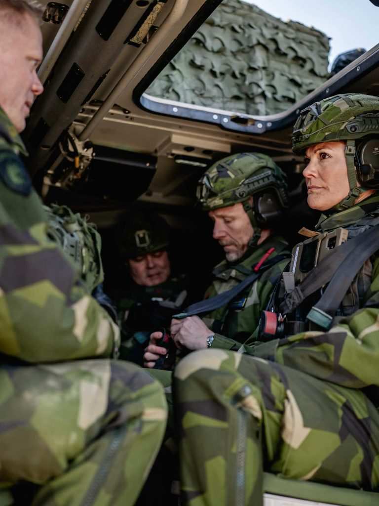 Принцеса Виктория в бойна машина, по време на брифинг от военен инструктор.
