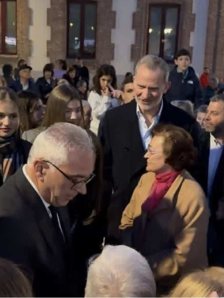 Кралят уловен в случаен кадър с двете си дъщери по време на процесията.
