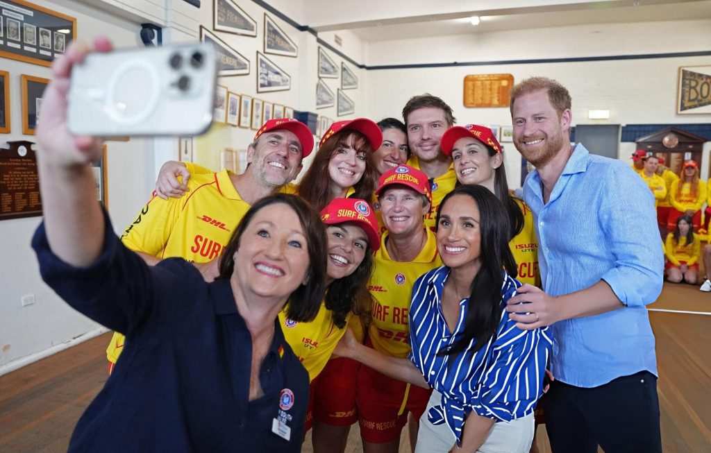 Херцозите на Съсекс позират за обща снимка с доброволци от Bondi Surf Bathers’ Life Saving Club.