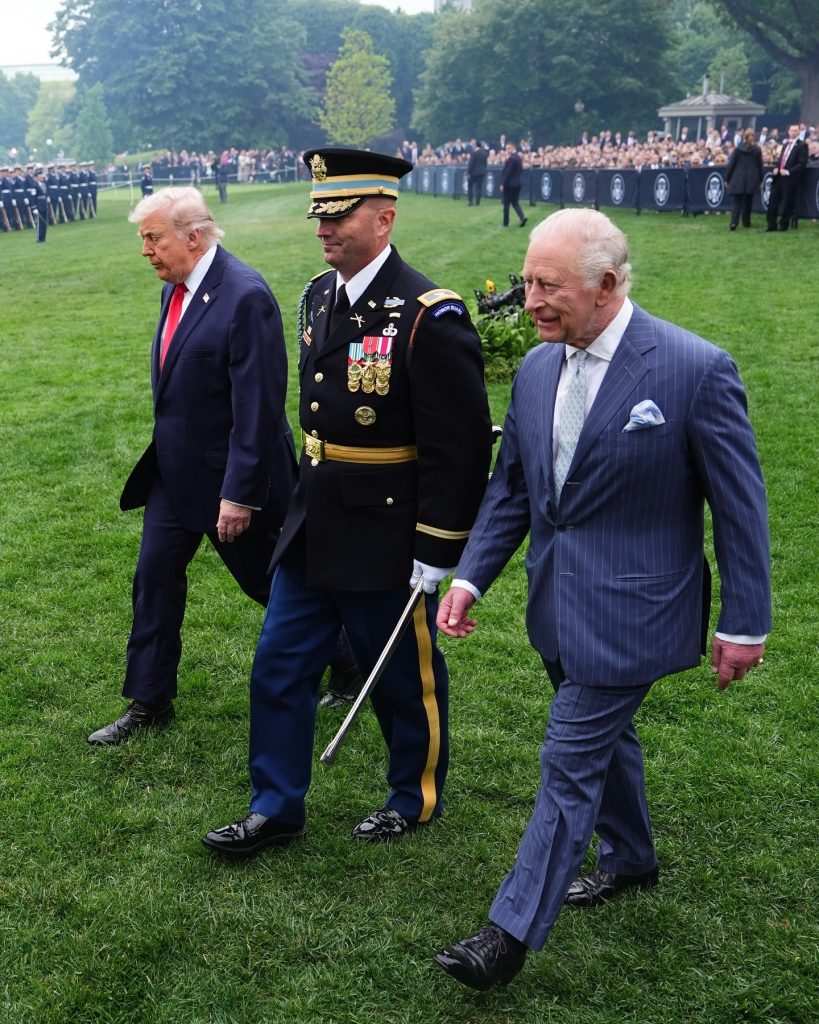 Крал Чарлз III и президентът Тръмп преминават пред строените войници на Южната морава.