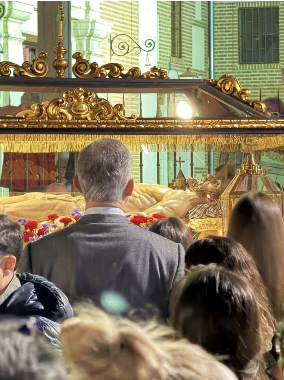 Крал Фелипе VI пред стъкления саркофаг на Иисус по време на процесия в Мадрид.