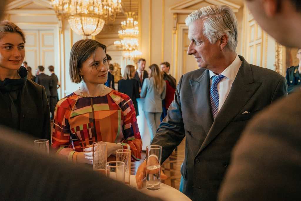 Крал Филип сред младите хора.
