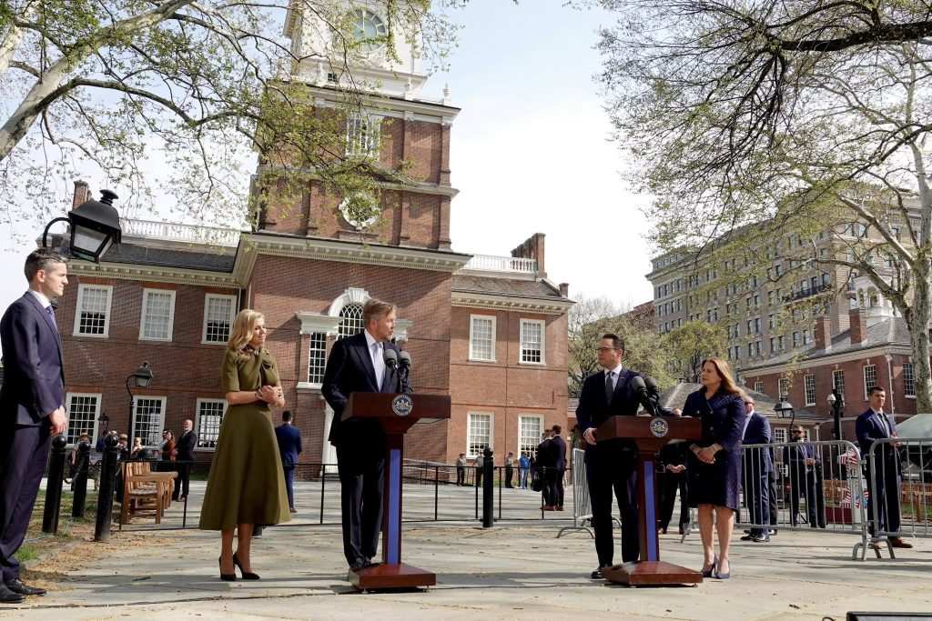 Кралят и кралицата на Нидерландия пред историческата сграда Independence Hall във Филаделфия.