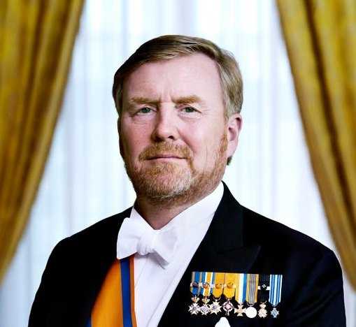 Официален портрет на краля в близък план.