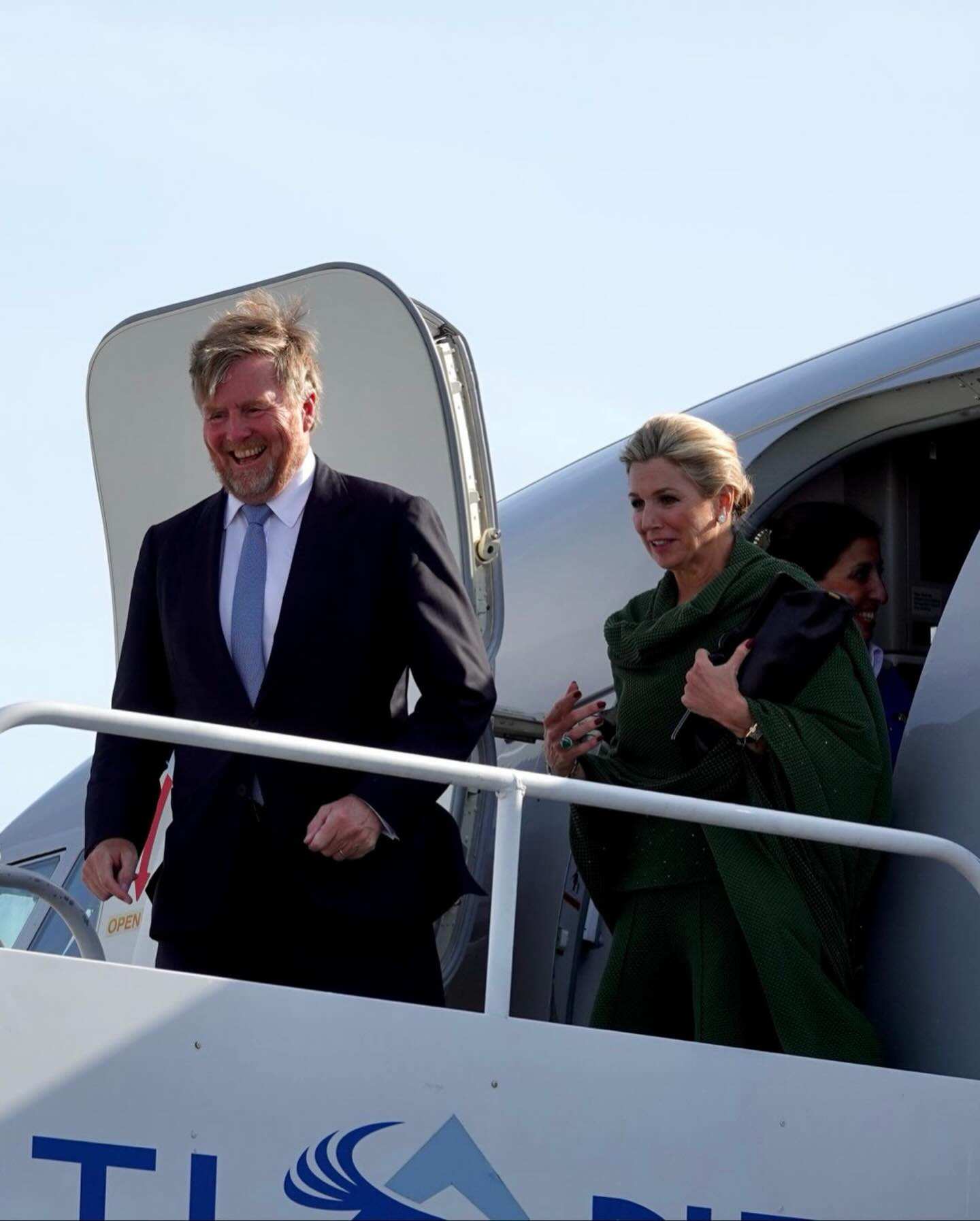 Крал Вилем-Александър и кралица Максима на вратата на самолета при пристигането си в САЩ.