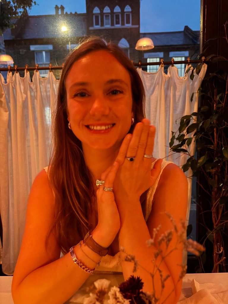 Лейди Марина седнала на маса, а на ръката ѝ се вижда годежния пръстен с оникс.
