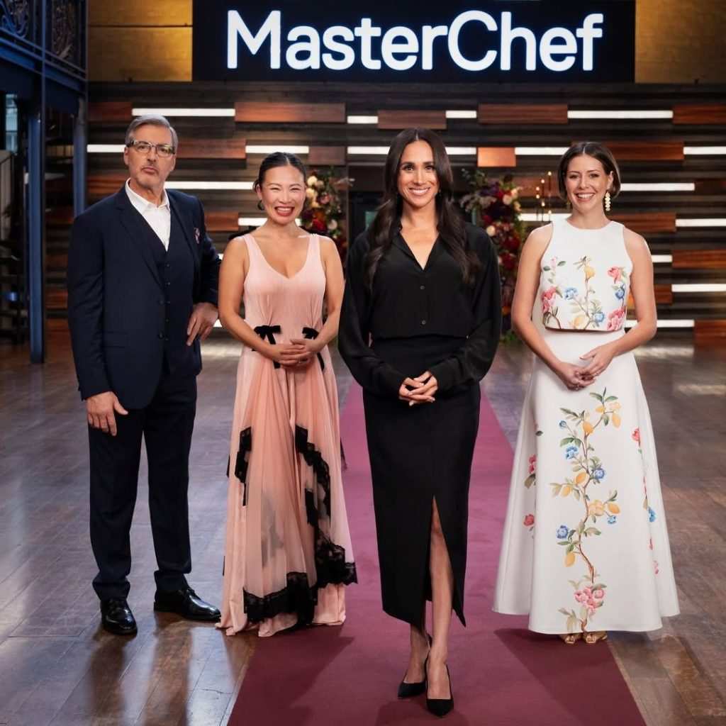 Меган Маркъл в черен тоалет се усмихва до журито на MasterChef в телевизионното студио.