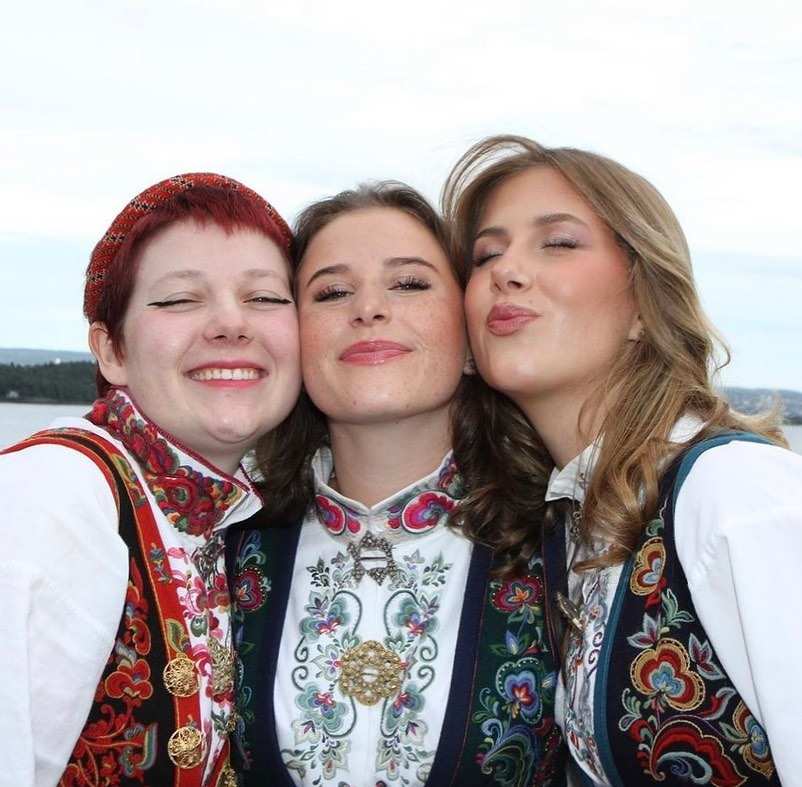 Трите сестри в близък план в традиционни норвежки носии.