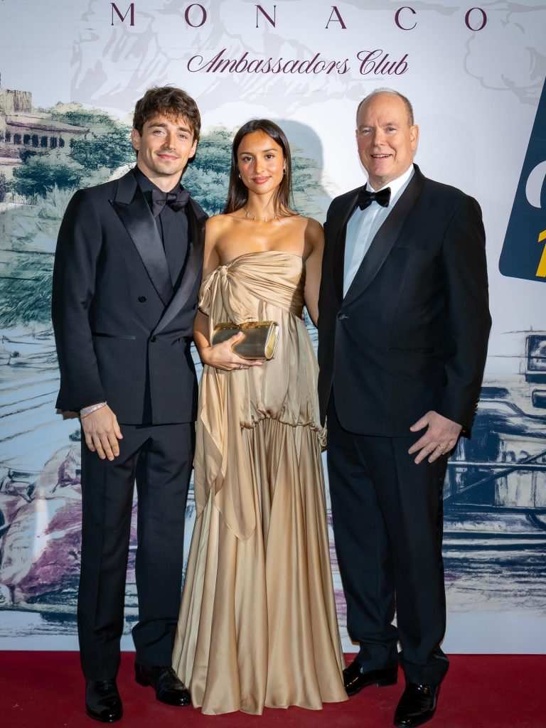 Шарл Льоклер със съпругата си Александра и принц Албер пред плакат на Monaco Ambassador Club.