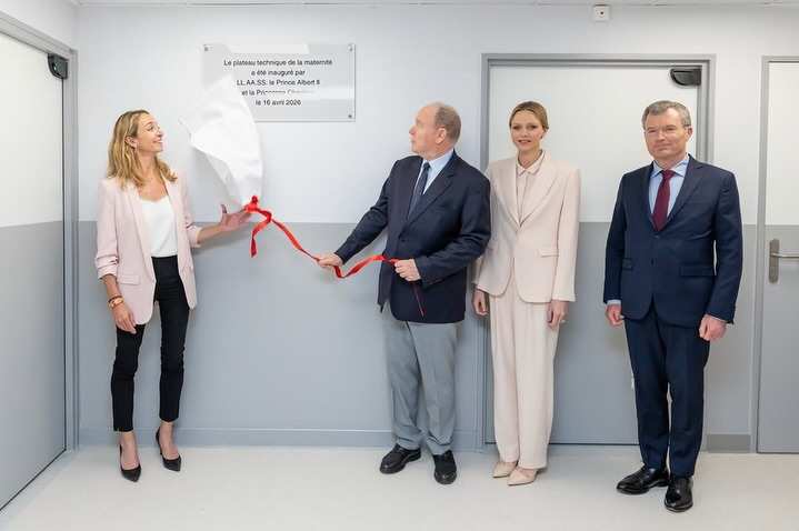 Двойката открива възпоменателна плоча в болницата „Принцеса Грейс“.