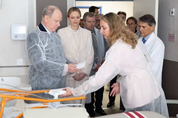 Монарсите разглеждат модерно медицинско оборудване по време на посещението си в болницата „Принцеса Грейс“.