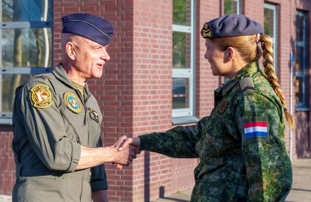 Поздравления и ръкостискане при стартиране на начинанието.