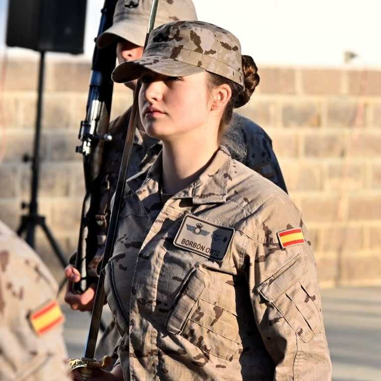 Принцеса Леонор в пълно военно снаряжение със сабя в ръка.