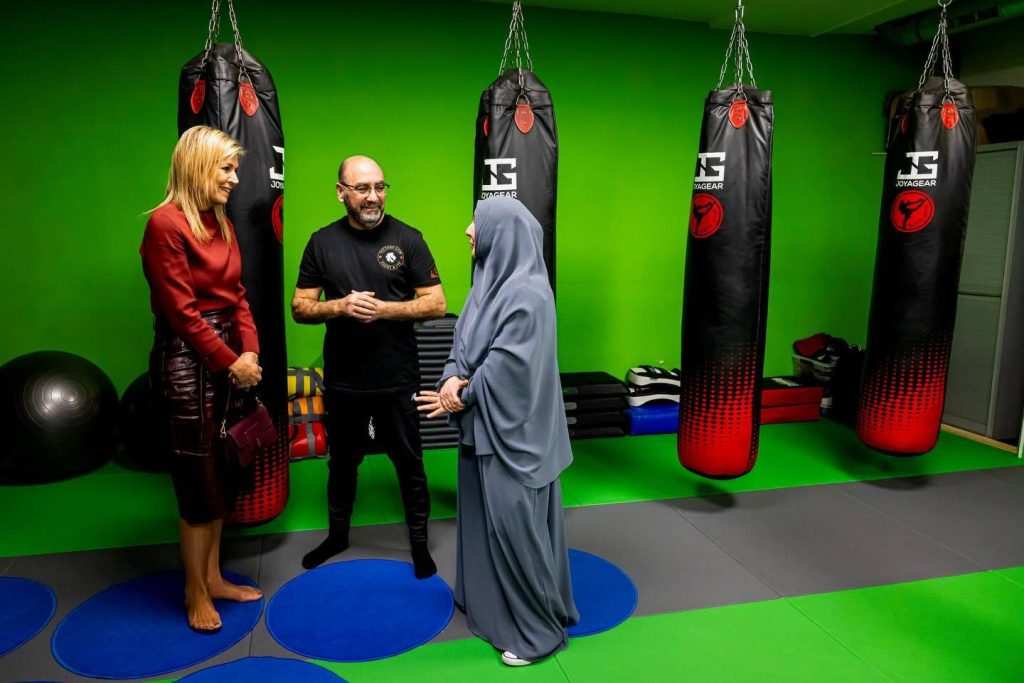 Кралица Максима по време на обиколка в спортна зала на общностния център „De Bol“.