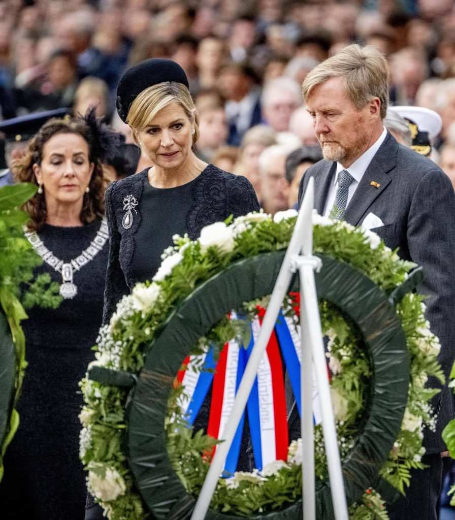 Вилем-Александър и Максима полагат венец пред Националния паметник.