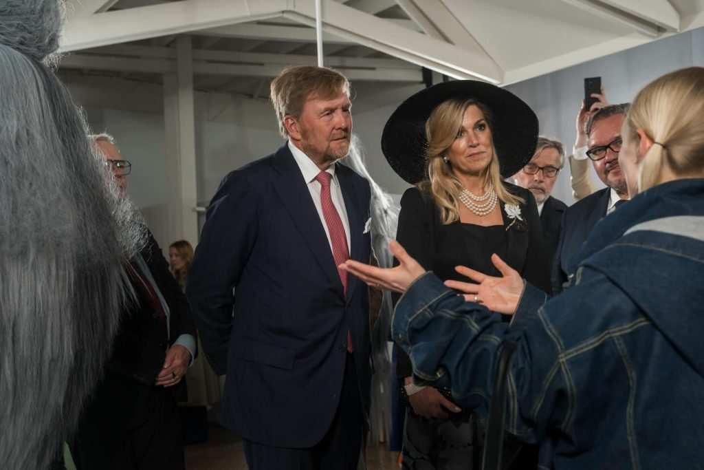 Кралската двойка пред нидерландския павилион.