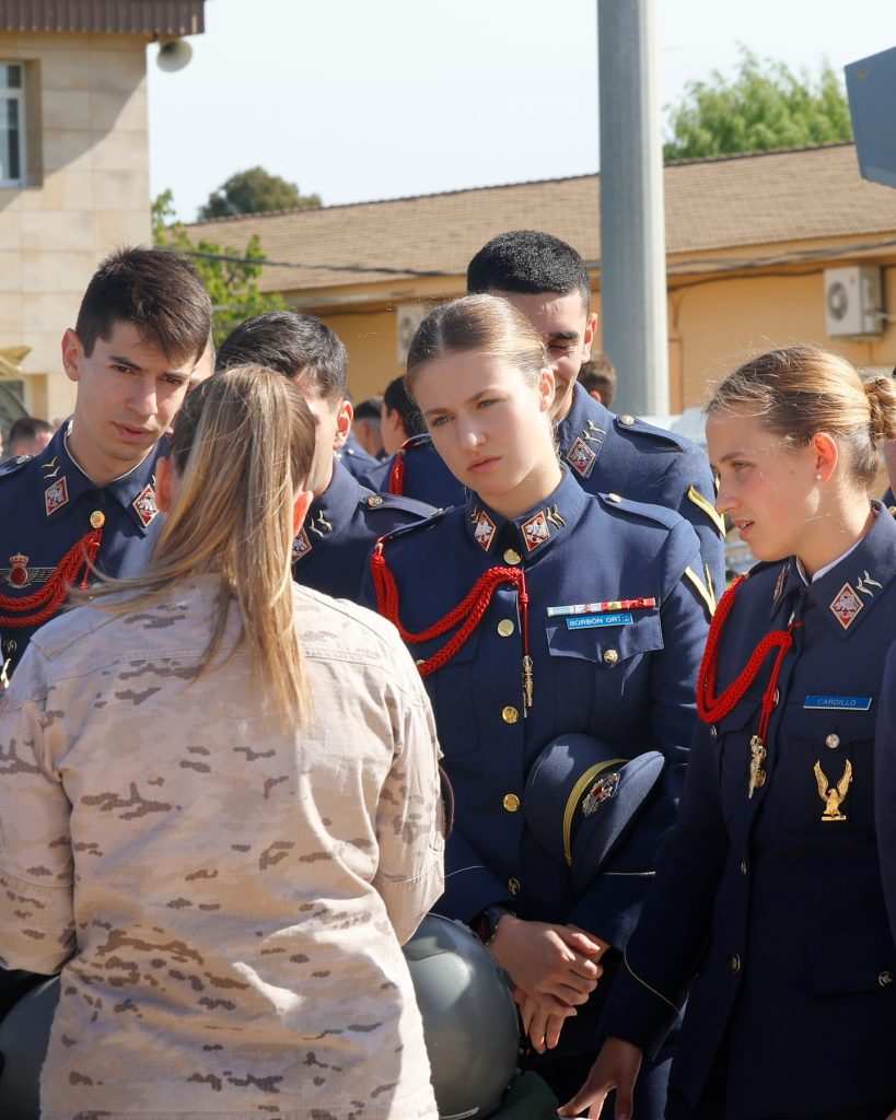 Лестолонаследницата в синя униформа.