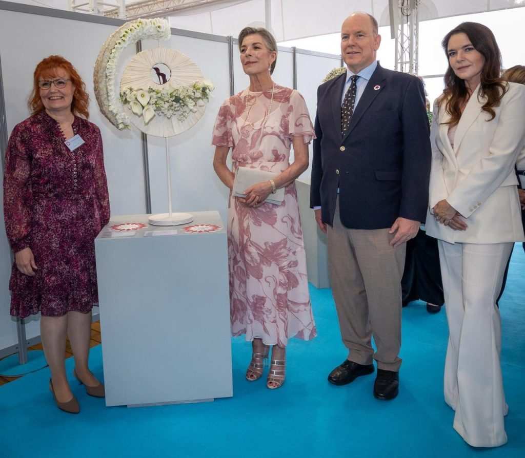 Принцеса Каролин и принц Албер с отличена участничка.