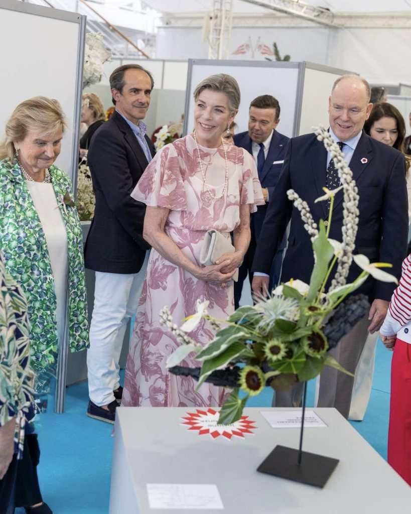 Двойката от Монако пред букет от конкурса.