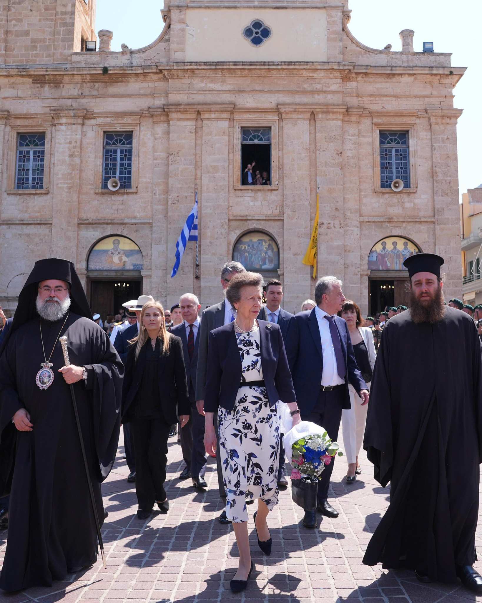 Принцесата с двама православни духовници пред катедралата в Ханя.