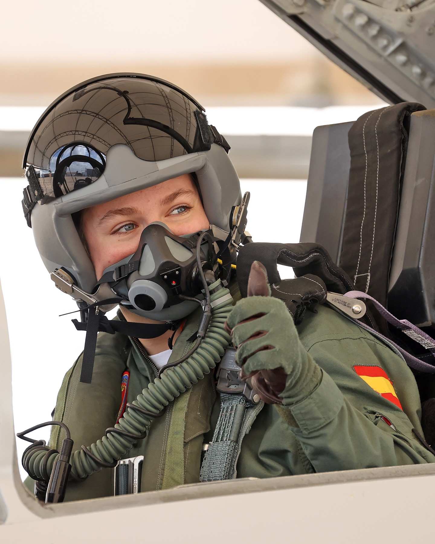Леонор в самолет F-5.