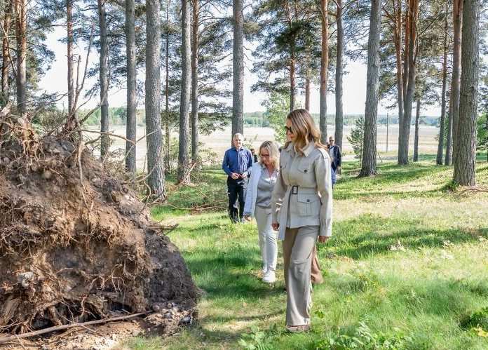 Принцесата пред древна гробница.