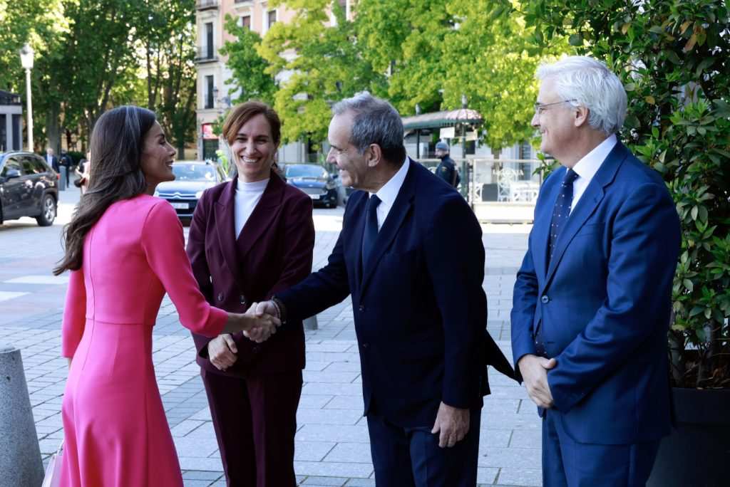 Кралицата поздравява Андрес Аламанд