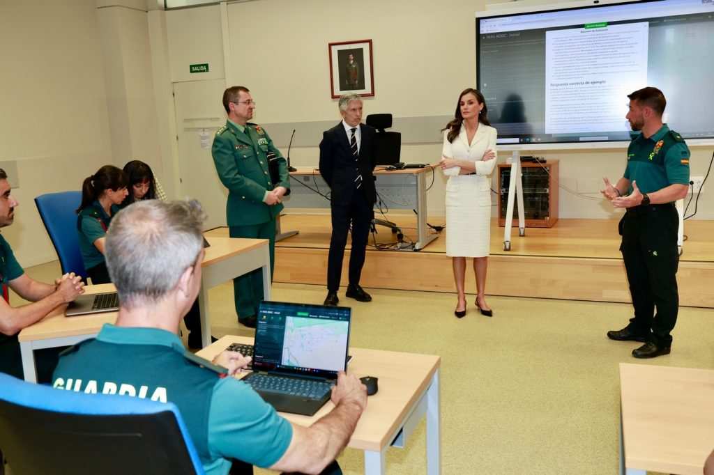 Летисия наблюдава млади хора пред компютри.